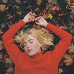 Pochette girl in red - we fell in love in october